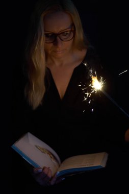 Stüdyoda fotoğraf çekimi. Kitabı ve gülü olan beyaz bir kadın. Harika.