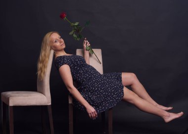 Stüdyoda fotoğraf çekimi. Kitabı ve gülü olan beyaz bir kadın. Harika.