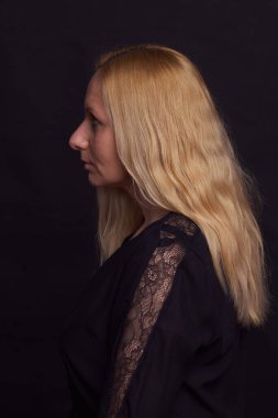 Stüdyoda fotoğraf çekimi. Kitabı ve gülü olan beyaz bir kadın. Harika.