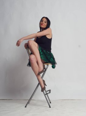 Stüdyoda fotoğraf çekimi. Manken olarak beyaz bir kadın. Portreler