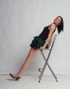 Stüdyoda fotoğraf çekimi. Manken olarak beyaz bir kadın. Portreler