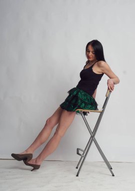 Stüdyoda fotoğraf çekimi. Manken olarak beyaz bir kadın. Portreler