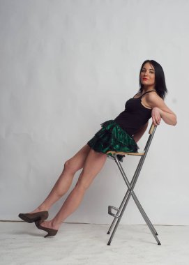 Stüdyoda fotoğraf çekimi. Manken olarak beyaz bir kadın. Portreler