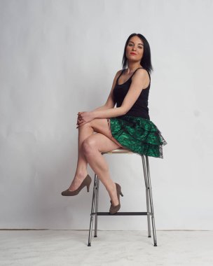 Stüdyoda fotoğraf çekimi. Manken olarak beyaz bir kadın. Portreler