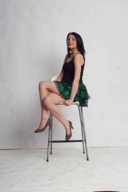 Stüdyoda fotoğraf çekimi. Manken olarak beyaz bir kadın. Portreler