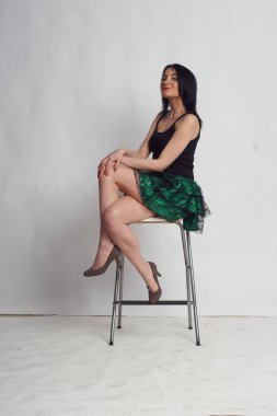 Stüdyoda fotoğraf çekimi. Manken olarak beyaz bir kadın. Portreler