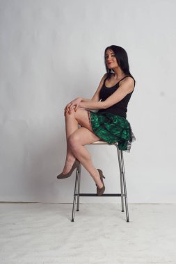 Stüdyoda fotoğraf çekimi. Manken olarak beyaz bir kadın. Portreler