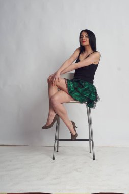 Stüdyoda fotoğraf çekimi. Manken olarak beyaz bir kadın. Portreler