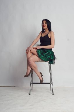 Stüdyoda fotoğraf çekimi. Manken olarak beyaz bir kadın. Portreler