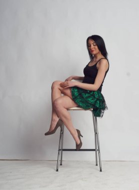 Stüdyoda fotoğraf çekimi. Manken olarak beyaz bir kadın. Portreler