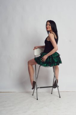 Stüdyoda fotoğraf çekimi. Manken olarak beyaz bir kadın. Portreler