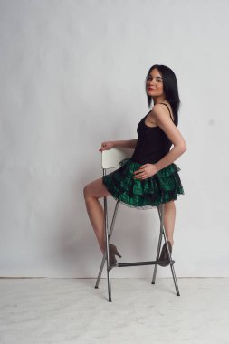 Stüdyoda fotoğraf çekimi. Manken olarak beyaz bir kadın. Portreler