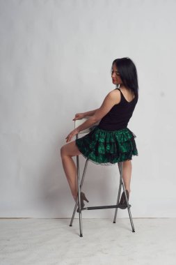 Stüdyoda fotoğraf çekimi. Manken olarak beyaz bir kadın. Portreler