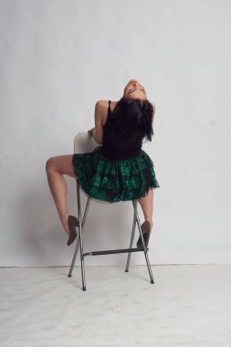 Stüdyoda fotoğraf çekimi. Manken olarak beyaz bir kadın. Portreler