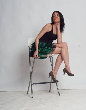 Stüdyoda fotoğraf çekimi. Manken olarak beyaz bir kadın. Portreler