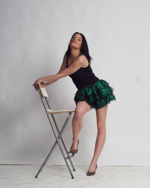 Stüdyoda fotoğraf çekimi. Manken olarak beyaz bir kadın. Portreler