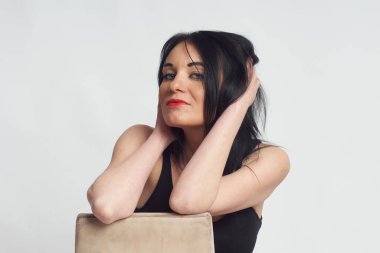 Stüdyoda fotoğraf çekimi. Manken olarak beyaz bir kadın. Portreler