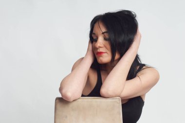 Stüdyoda fotoğraf çekimi. Manken olarak beyaz bir kadın. Portreler