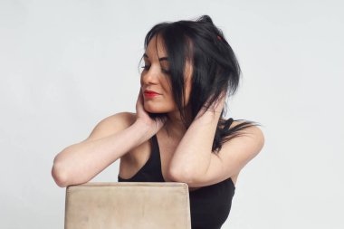 Stüdyoda fotoğraf çekimi. Manken olarak beyaz bir kadın. Portreler