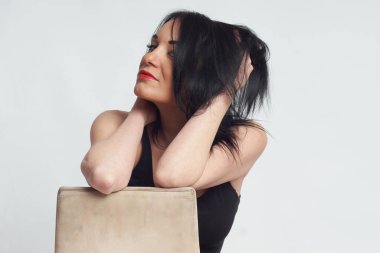 Stüdyoda fotoğraf çekimi. Manken olarak beyaz bir kadın. Portreler