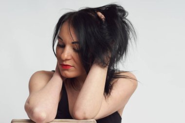 Stüdyoda fotoğraf çekimi. Manken olarak beyaz bir kadın. Portreler