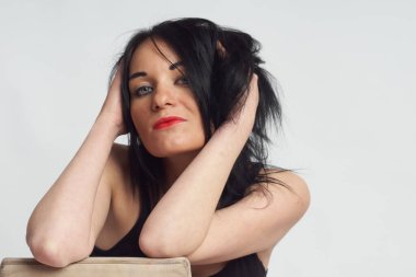 Stüdyoda fotoğraf çekimi. Manken olarak beyaz bir kadın. Portreler