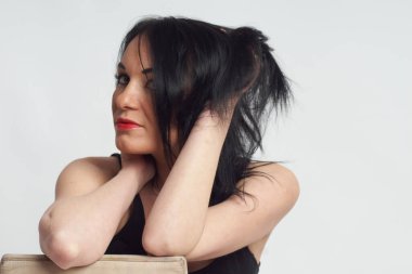 Stüdyoda fotoğraf çekimi. Manken olarak beyaz bir kadın. Portreler