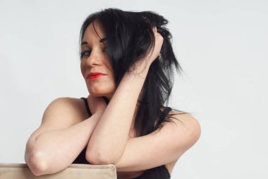 Stüdyoda fotoğraf çekimi. Manken olarak beyaz bir kadın. Portreler