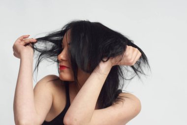 Stüdyoda fotoğraf çekimi. Manken olarak beyaz bir kadın. Portreler