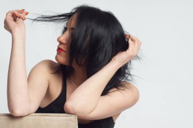 Stüdyoda fotoğraf çekimi. Manken olarak beyaz bir kadın. Portreler