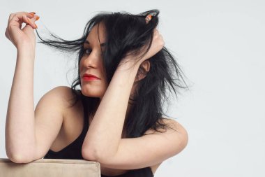 Stüdyoda fotoğraf çekimi. Manken olarak beyaz bir kadın. Portreler