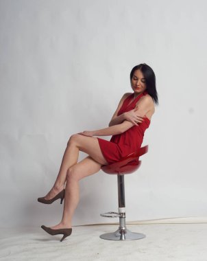 Stüdyoda fotoğraf çekimi. Manken olarak beyaz bir kadın. Portreler