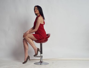 Stüdyoda fotoğraf çekimi. Manken olarak beyaz bir kadın. Portreler