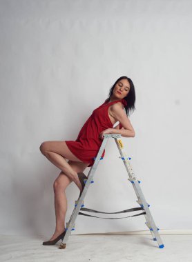 Stüdyoda fotoğraf çekimi. Manken olarak beyaz bir kadın. Portreler