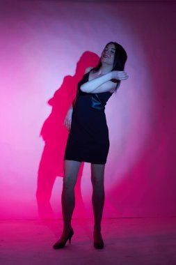 Stüdyoda fotoğraf çekimi. Manken olarak beyaz bir kadın. Portreler