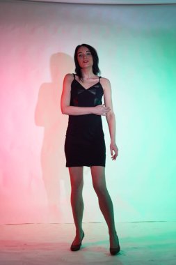 Stüdyoda fotoğraf çekimi. Manken olarak beyaz bir kadın. Portreler