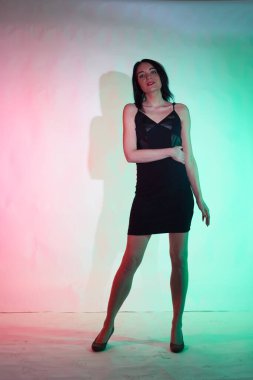 Stüdyoda fotoğraf çekimi. Manken olarak beyaz bir kadın. Portreler