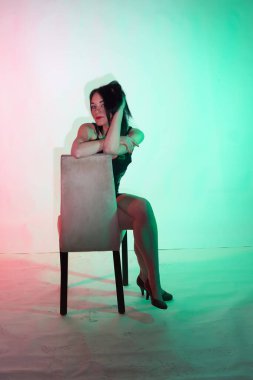 Stüdyoda fotoğraf çekimi. Manken olarak beyaz bir kadın. Portreler