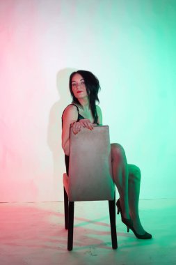 Stüdyoda fotoğraf çekimi. Manken olarak beyaz bir kadın. Portreler