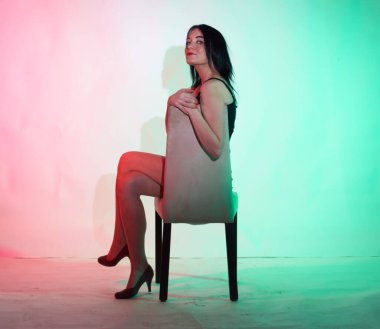 Stüdyoda fotoğraf çekimi. Manken olarak beyaz bir kadın. Portreler