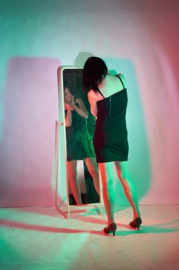 Stüdyoda fotoğraf çekimi. Manken olarak beyaz bir kadın. Portreler