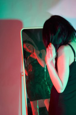 Stüdyoda fotoğraf çekimi. Manken olarak beyaz bir kadın. Portreler