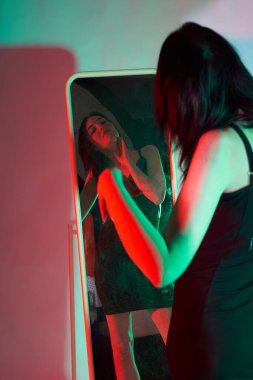 Stüdyoda fotoğraf çekimi. Manken olarak beyaz bir kadın. Portreler