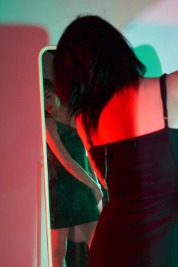 Stüdyoda fotoğraf çekimi. Manken olarak beyaz bir kadın. Portreler