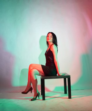 Stüdyoda fotoğraf çekimi. Manken olarak beyaz bir kadın. Portreler