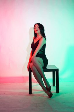 Stüdyoda fotoğraf çekimi. Manken olarak beyaz bir kadın. Portreler