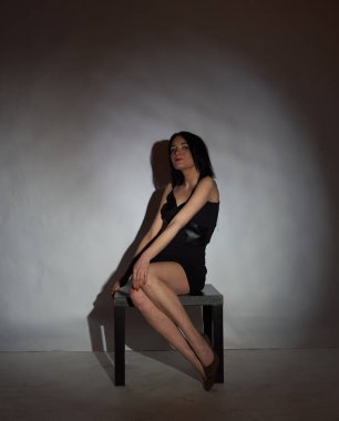 Stüdyoda fotoğraf çekimi. Manken olarak beyaz bir kadın. Portreler