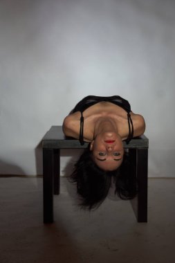 Stüdyoda fotoğraf çekimi. Manken olarak beyaz bir kadın. Portreler