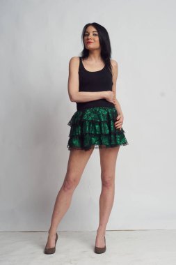 Stüdyoda fotoğraf çekimi. Manken olarak beyaz bir kadın. Portreler