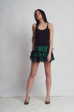 Stüdyoda fotoğraf çekimi. Manken olarak beyaz bir kadın. Portreler